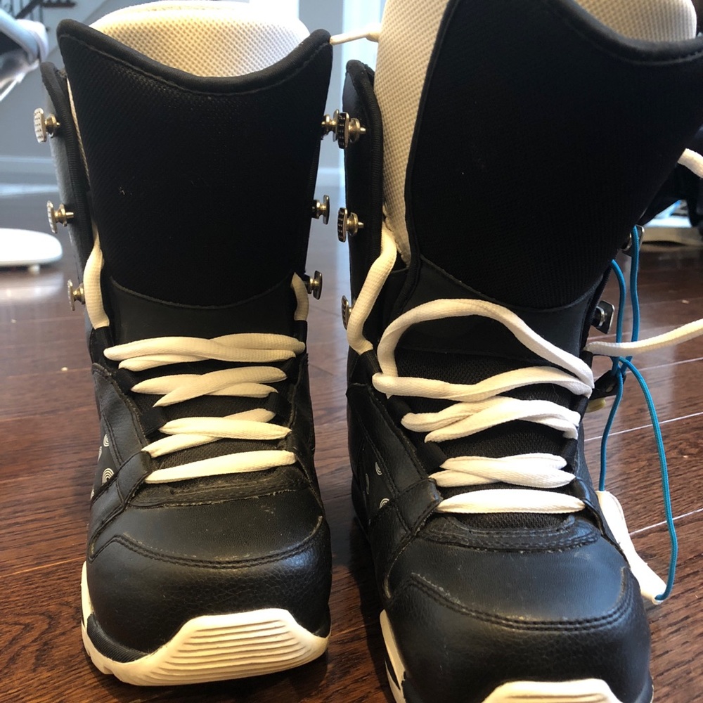 Snowboard boots